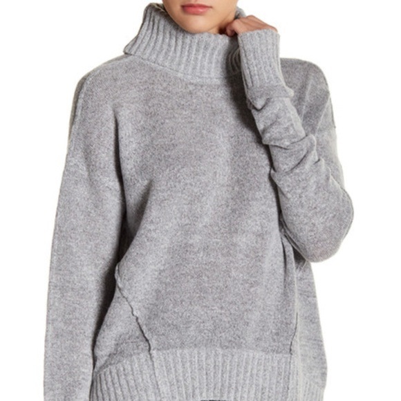 Romeo & Juliet Couture Sweaters - Romeo & Juliet Couture ribbed turtleneck sweater